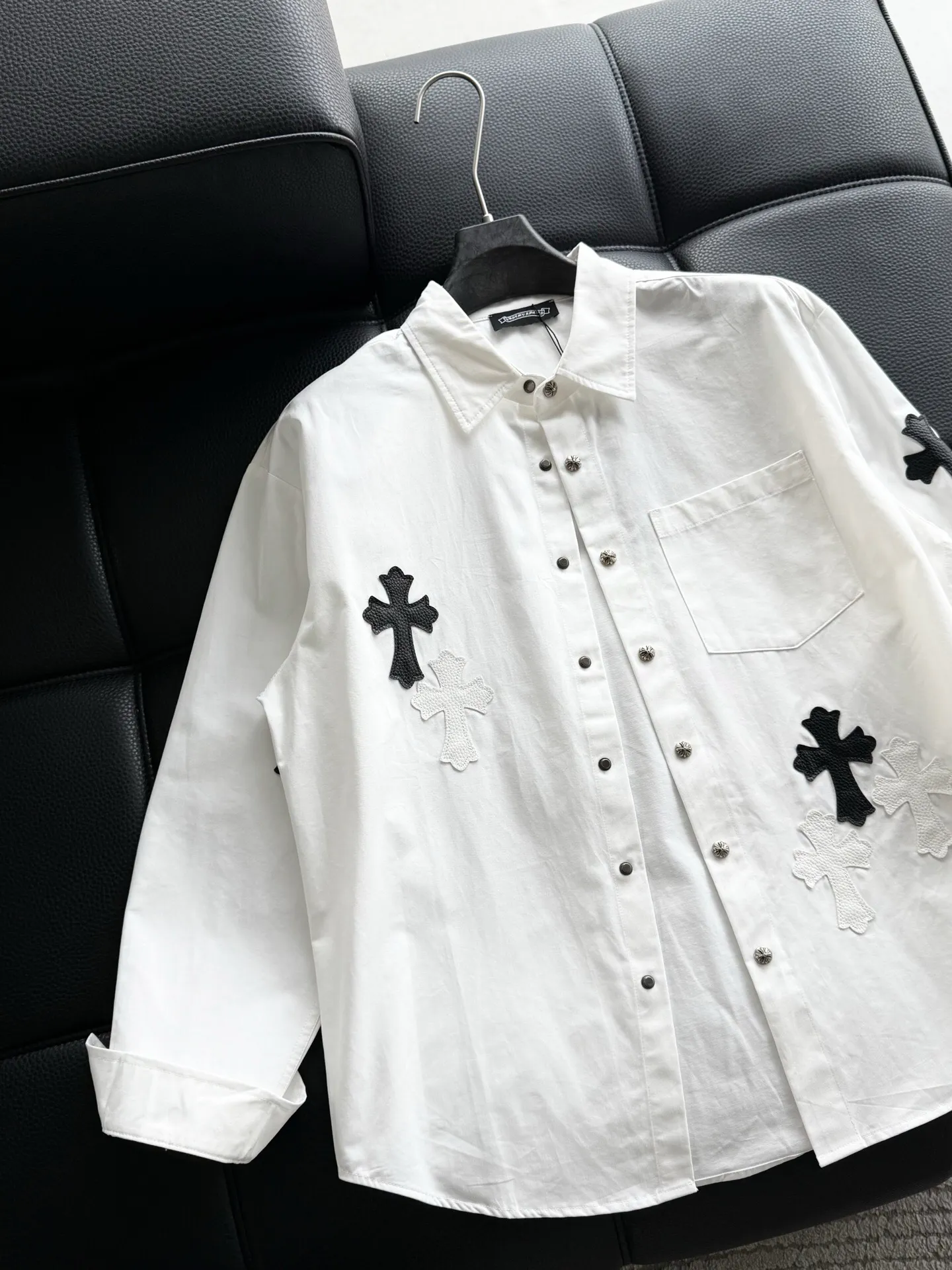 P510 Chrome Hearts leather cross leather embroidery shirt jacket! OS version can be worn by both men and women! The fabric is made of twill gauze cotton fabric! The texture is clear and smooth, not easy to wrinkle or fade! The embroidery process is complex and repetitive, and the requirements for the embroidery machine are very strict. The distance is always 45 centimeters! It won’t work if the spacing is too big, and it won’t work if it’s too small! The hardware is all carved and cast. This piece of clothing consumes a lot of material. More than 3 meters of material is used for one piece of clothing! After the garment is made, it needs to be fixed at high temperature, washed at a water temperature of more than 70 degrees, and softened by adding softener to make the upper body softer and smoother!   Color: black white Size: m-3xl Style number: 5879➕3731